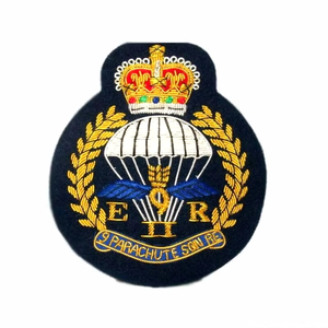 Badges personnalisés de luxe brodés à la main en fil d'or et d'argent pour uniformes et blazers, fabricant OEM à bas prix - Product Image 2