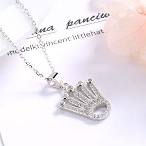 Collana Trendy con Ciondolo a Corona in Argento Sterling con Cristalli, Catena Placcata Oro per Regalo con Zirconi e Perle - Product Image 2