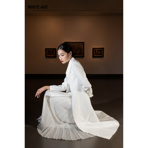 เสื้อโค้ทตัวยาวสีขาวสำหรับผู้หญิงเสื้อโค้ทเปิดลงปกเสื้อ OSWIN เสื้อโค้ทปลายแหลมพร้อมเข็มขัดผ้าคุณภาพสูงแบรนด์ท้องถิ่นที่หรูหรา - Product Image 1