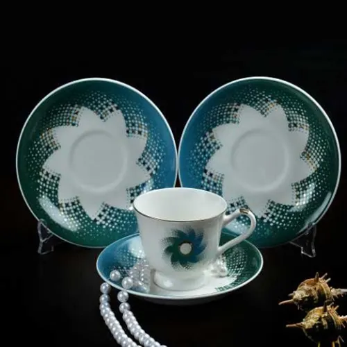 컵과 접시 컵 일반적으로 손잡이 접시로 액체를 담는 데 사용되는 용기 설계된 작은 얕은 접시