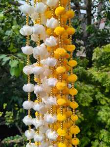 Colgante floral de campana dorada con pompón amarillo rosa de espuma blanca | Cadena de decoración del hogar hecha a mano para bodas y festivales indios - Product Image 2