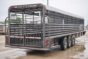 Remorque pour bétail de qualité supérieure, 14 pieds, trois essieux, 3500 kg de masse brute, avec portes centrales amovibles - Product Image 3