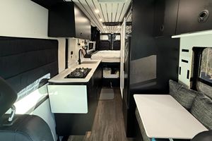 Mercedes-Benz Sprinter 3500XD 2022 Usada en Buen Estado, Turbodiésel V6, Tracción en las Cuatro Ruedas, Conversión a Autocaravana con Energía Solar - Product Image 5
