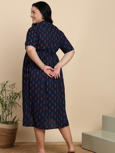 Vestido de Maternidad de Algodón Estampado Ikat Azul de Talla Grande para Mujer con Cuello Camisero y Mangas Cortas Diseñado para un Uso Diario Suave - Product Image 6