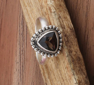 แหวนเงินแท้ 925 ประดับพลอยสโมคกี้ควอตซ์ธรรมชาติ งานแฮนด์เมดสไตล์วินเทจโบโฮ เหมาะสำหรับทั้งชายและหญิง ของขวัญสำหรับงานแต่งงานหรืองานปาร์ตี้ - Product Image 6