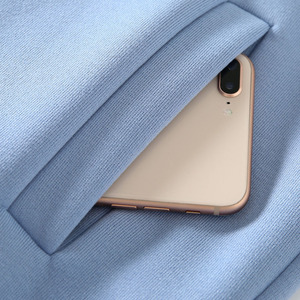 Chaqueta universitaria azul cielo con mangas de piel sintética blanca, diseño de ropa de calle bordada y puños acanalados a rayas - Product Image 2