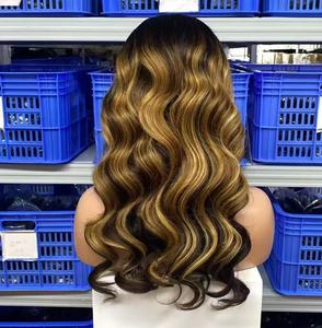 Perruque HD cheveux humains brésiliens French Curl avec mèches sur le devant Perruque de cheveux humains vierges à lacet frontal complet alignés sur les cuticules pour femmes - Product Image 1