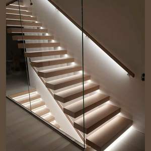 <span class=keywords><strong>Escalier</strong></span> flottant hybride préfabriqué combinant un poutre centrale en bois massif avec des marches en porte-à-faux des deux côtés. - Product Image 6