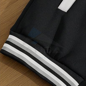 Chaqueta Universitaria de Moda para Hombre al por Mayor con Estilo de Bloques de Color, Ribete a Rayas, Parches con Letras y Mangas Largas - Product Image 4