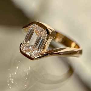 Bague de fiançailles en moissanite taille émeraude de 2,50 carats, couleur D, personnalisable, sertie en bypass, cadeau de mariage classique pour femme - Product Image 5