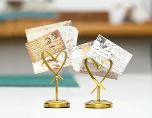 ที่ใส่การ์ดรูปหัวใจที่มีเสน่ห์สีเงินและสีทองเหมาะสำหรับวางการ์ดภาพถ่ายหรือโน้ตที่สมบูรณ์แบบสำหรับกิจกรรมหรือเป็นของขวัญ - Product Image 4