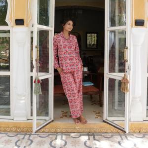 Conjunto de pijamas de algodón puro para mujer, ropa de dormir suave con pantalones cortos para verano o descanso con patrón de Anime para damas de honor - Product Image 2