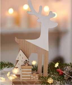 Centre de table de Noël en bois avec nouveau design moderne comprenant des lumières en pin givré et un plateau en bois fait à la main - Product Image 6