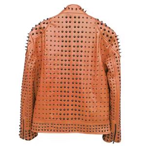 Chaqueta de invierno de cuero con tachuelas para hombre auténtico con exterior suave en el interior y almacenamiento práctico para un uso constante en clima frío - Product Image 2