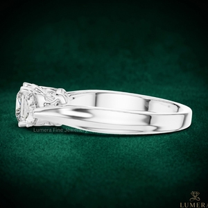 แหวนเพชรทรงปรินเซสคัทจาก Lumera Fine Jewellery ได้รับการรับรองจาก IGI เพชรเพาะเลี้ยงสี D ประดับด้วยเพชรทรงหัวใจด้านข้าง ชุบทอง 18K - Product Image 2