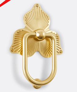 Aldaba de puerta con diseño de flores con acabado dorado de Venta caliente para hoteles domésticos - Product Image 1