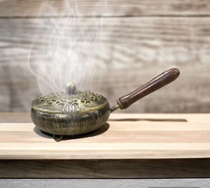 Brûleur d'encens en métal de taille moyenne brûleur Bakhoor intérieur extérieur Design élégant plaqué or avec poignée usage domestique parfait - Product Image 3