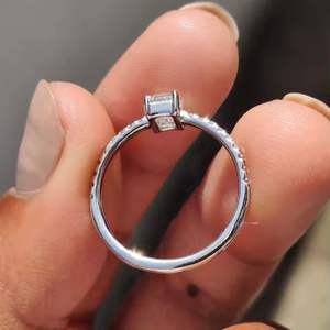 แหวนเพชรเลี้ยงในห้องปฏิบัติการทรงหรูหรา ประดับด้วยพลอยทรงกลม เหมาะสำหรับงานหมั้นและการสวมใส่ในชีวิตประจำวันที่เหนือกาลเวลา จากประเทศอินเดีย - Product Image 6