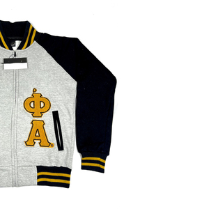 Chaqueta Universitaria de Felpa Alpha Phi Alpha Gris Claro al por Mayor, Letras de Chenilla, Ribete Dorado y Negro - Product Image 4