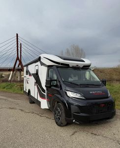 Autocaravana de Techo Alto 4X4 para Viajes con Interior Premium - Product Image 6