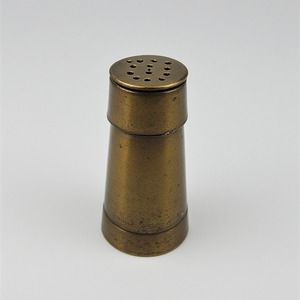 Élégant moulin à sel et à poivre en laiton avec surface à patine martelée artisanale offrant un accent décoratif pour les repas - Product Image 2