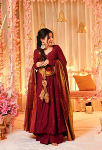 Kurti en soie georgette de style culturel punjabi, look élégant et simple, motif latkan/dentelle, couleur vive, col rond, broderie - Product Image 5