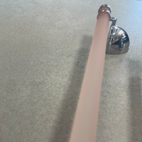 Porte-serviettes en verre dépoli rose mat de 45 cm avec supports en acier inoxydable brossé Idéal pour les invités ou les serviettes de bidet Petites salles de bain