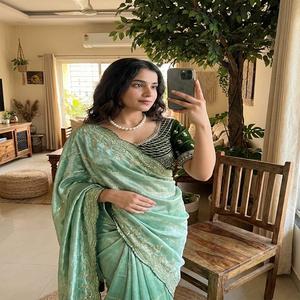 Sari de Satén para Mujer Fendy con Bordado de Lentejuelas y Ribete Lehriya en Contraste, Hecho en India, Disponible en Stock - Product Image 1