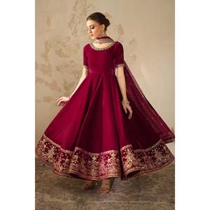 Ensemble de costume pour femme en velours brodé 100% polyester PEPRIKA PR-1225 - Product Image 3