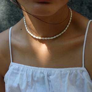 Collier ras de cou en perles de riz Delilah - Product Image 3