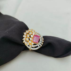 Anillo elegante ajustable con aspecto de piedra AD chapado en oro de alta calidad de diseñador para función y colección de ropa de boda para mujer - Product Image 1