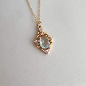 สร้อยคอเงินแท้ 925 ชุบทองประดับพลอยสีฟ้าอ่อนสไตล์วินเทจลายฉลุ พรีเมียม แนวชาติพันธุ์ ของขวัญสไตล์บริดเกอร์ตัน - Product Image 6