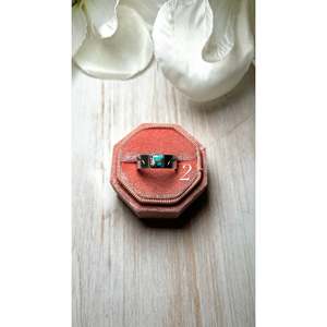 Anillo de Plata de Ley con Turquesa Mohave, Diseño Navajo, con Incrustaciones de Oro Rosa y Baño de Rodio, Licencia Privada 'IS' - Product Image 3