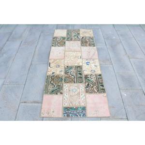 พรมวินเทจตุรกี ขนาด 2.5x5.7 ฟุต พรมขนสัตว์ลายดอกไม้สีชมพู - Product Image 1