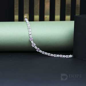 Pulsera de diamantes cultivados en laboratorio de 1.0CT con corte esmeralda en tono de Color púrpura Esmeralda en oro sólido de 14K con certificación IGI - Product Image 2