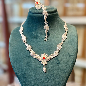 Collier et boucle d'oreille en or 24 carats élégant serti d'un design complexe en forme de poire. Pour la France - Product Image 1