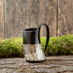 Corne à boire viking miniature de style nordique, faite à la main, durable, design côtelé, pour le miel, décoration d'intérieur, produit artisanal naturel - Product Image 1