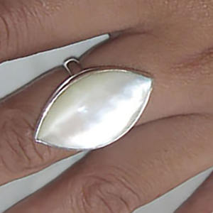 แหวนเงินแท้ประดับเปลือกหอยมุก แหวนทำจากเงินแท้และฝังด้วยเปลือกหอยมุกสีขาวธรรมชาติ - Product Image 1