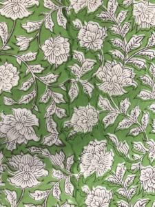 Tela de Algodón Estampada a Mano con Diseño Floral Indio Vintage, Estilo Botánico Indo-Europeo - Product Image 2