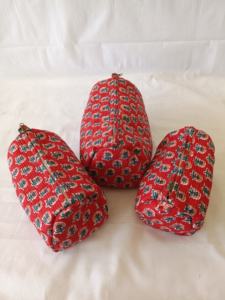 Pochette de maquillage vintage en coton matelassé imprimé à la main en Inde avec motif floral pour femmes avec fermeture à glissière pour les voyages pour les sacs - Product Image 3