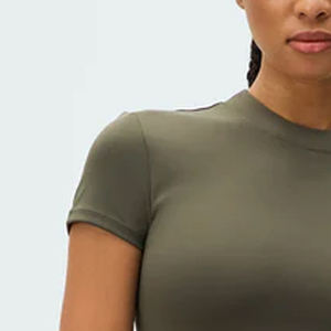 Cuello Redondo, Diseño Minimalista Moderno, Perfecto para Ropa Urbana, Logotipo Personalizado, Fabricante Mayorista, Ropa Lista para Exportar, Servicio OEM - Product Image 3