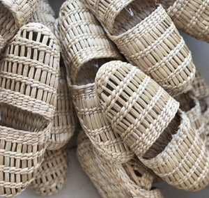 Chaussons en jacinthe d'eau naturelle tissés pour la maison et les stations balnéaires, chaussures artisanales durables du Vietnam - Product Image 4