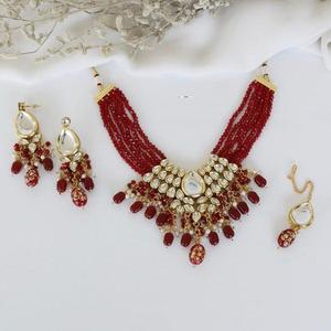 ชุดสร้อยคอลูกปัดหลายชั้นสีแดงแบบดั้งเดิมพร้อมต่างหูสร้อยคอ Kundan สีดำและสีเขียว - Product Image 1