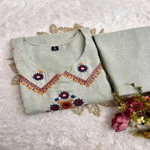 Conjunto de Kurti y Pantalón de Algodón Slub Dhabu Puro de VASTRA COTTAGE con Hermoso Bordado de Espejo en el Cuello, Ropa Étnica para Mujer - Product Image 1