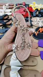 Venta Directa de Fábrica de Pantuflas Baratas para Mujer Africana Nuevas Sandalias Planas de Playa de Moda para Verano en Stock al Por Mayor - Product Image 5