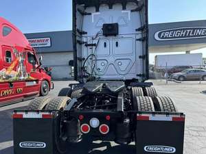 Camión Usado FREIGHTLINER CASCADIA 2026, Modelo Conventional Sleeper, Motor Diésel de 10 Cilindros, Cámara Trasera de 360°, Pantalla Táctil, Automático - Product Image 6