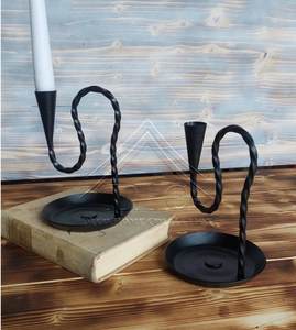 Bougeoir antique unique en métal et fer pour les intérieurs sur le thème du vintage, décoration d'intérieur classique et accents traditionnels élégants - Product Image 5