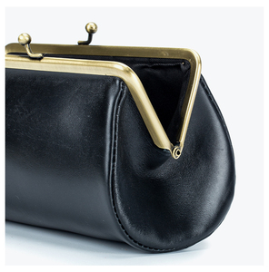 Elegante Bolso de Mano de Cuero Negro con Cierre de Broches Dorados para Uso Nocturno en Todas las Estaciones - Product Image 2