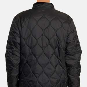 Chaqueta reversible elegante para hombre: versátil y cómoda, perfecta para uso informal y al aire libre - Product Image 2