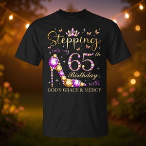 Camiseta con la frase: Entrando a mi 65.º cumpleaños con la gracia y misericordia de Dios - Product Image 3